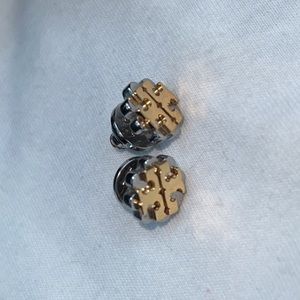 TORY BURCH - FLOWER RESIN LOGO EARRINGS – TAN & GOLD - Post Studs